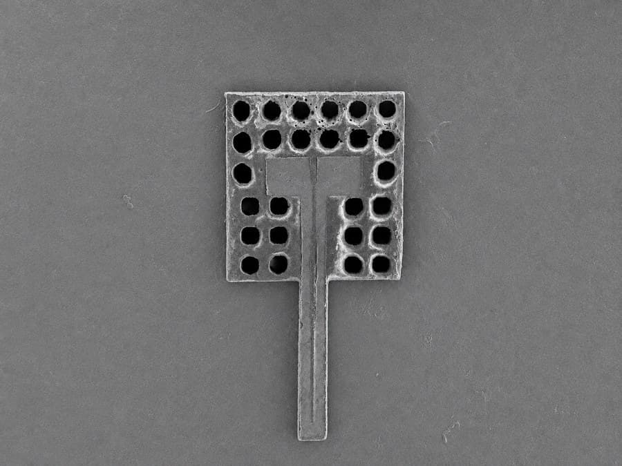Scanning electron micrograph of the released SU-8/Cu thermal actuator